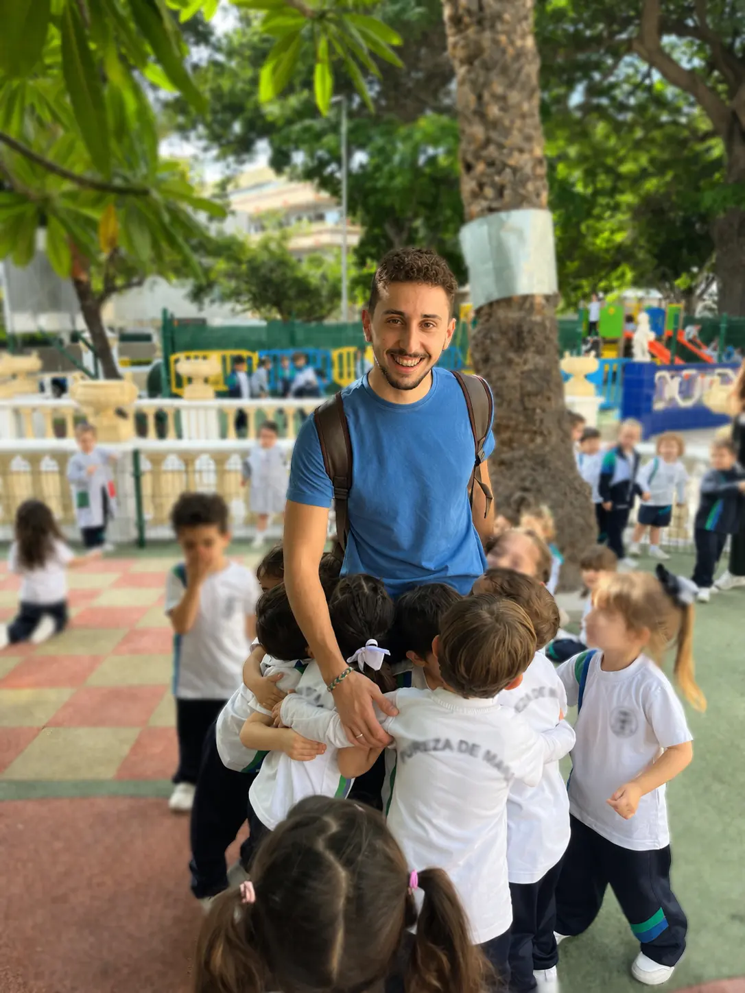 Rayco con su alumnado en el patio del colegio